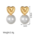 Orecchini a cuore dorati con perle bianche e specifiche dimensioni del prodotto - Orecchini Cuore con Perla Grande (JZE833-F)