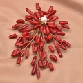 Spilla a fiore con perle corallo rosso, perla bianca centrale e dettagli in filo dorato - Spilla Ramo di Corallo Forma Libera