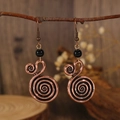 Boucles d'oreilles spirale en cuivre avec perle noire suspendues sur une branche - Pendants d'oreilles spirale perle noire cuivre rouge antique (N-696)