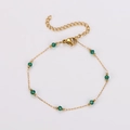 Dettaglio di un bracciale dorato con perline verdi sfaccettate e catena regolabile - Bracciale / Verde