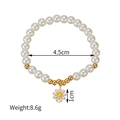 Pulsera de perlas bohemia con dije de margarita y cuentas doradas sobre fondo blanco - JZB1094-liu-Colgante de Margarita de Perla