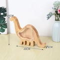 Dettaglio salvadanaio a forma di dinosauro in legno con finestra in acrilico e misure 20cm x 16cm - Giraffa