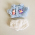 Plüschpuppen-Outfit mit hellblauer Strickjacke, weißen Shorts und Blumenapplikationen - Passend für 17cm Puppe / Plüsch-T-Shirt + Shorts / Blau