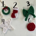 Set de adornos navideños hechos a mano a ganchillo con corona, calcetín, estrella y lazo - Estilo 1