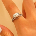 Detailopname van een gothische punk doodskopring met golven en vintage zilveren afwerking - 3D-schedel Golf Stijl (K-179)