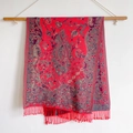 Chale rojo retro étnico con patrón paisley y flecos colgado en vara de madera - Rojo
