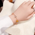 Elegante bracciale dorato con pietre preziose rosa, grigie e arancioni indossato - Bracciale con Giunzione di Pietre Preziose Colorate (15# Bracciale - Colorato - Perline)