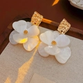 Elegant white petal drop earrings with hammered gold metal details for a vintage look - White (Silver Earring Post)