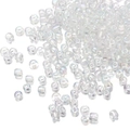 Macro-opname van heldere glazen rocailles van 2mm verspreid op een witte basis - Iriserend Transparant 161