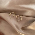 Minimalistische vierkante geometrische goudkleurige oorbellen op champagne zijden stof - S57 Vierkante Geometrische Oorbellen / Goud
