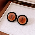Dettaglio dell'orecchino a bottone tondo in acrilico retrò con inserto in oro - Orecchini a Bottone Rotondi Floccati a Contrasto Nero Marrone (Perno in Argento)
