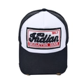 Dettaglio del cappello trucker vintage con patch Indian Skeleton e visiera usurata - Nero