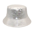 Nahaufnahme des glänzenden holografischen Anglerhuts aus PU-Leder mit Metallic-Effekt - M (56-58cm) / Silber Laser