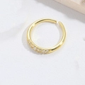 Macro-opname van een verstelbare gouden ring met sprankelende zirkonia details in druppel - Witte Zirconia (Smal)