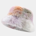 Detalle de la textura de felpa gruesa y el patrón tie-dye colorido de este gorro de invierno - Talla única / Arco iris