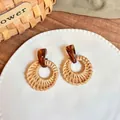 Dettaglio degli orecchini in rafia intrecciata a ventaglio con accenti in resina ambra - Stile Intrecciato Vintage con Anello in Resina (5# Ago in Argento - Caffè)