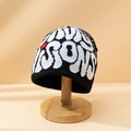 Bonnet en tricot noir tendance avec lettres blanches et étoile rouge sur support bois - M (56-58cm) / Noir & Blanc