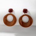 Detail van retro acryl oorbellen met bordeauxrood vierkant en bruine geometrische ring - Zilveren oorbelpost - Koffie / Karamele Geometrische Stijl