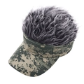 Detalle macro de visera de camuflaje con adorno de pelo sintético gris rizado - Camuflaje Verde Con Pelo Gris