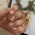 Unghie finte natalizie rettangolari con rami di pino verdi e decorazioni in foglia d'oro - Stile Pino Foglia d'Oro Rosa Nude (XD-80-93)