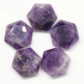 Set mit fünf violetten Amethyst-Steinen im Hexagon-Schliff und polierter Oberfläche - Amethyst