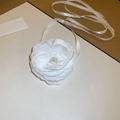 Makro-Detail der weißen Spitzen-Kamellien-Halskette mit langen Satin-Bändern - Weiß
