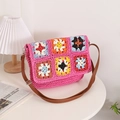 Rosa handgefertigte Strohschultertasche mit bunten Häkelquadraten und braunem Lederriemen - Rosa