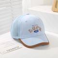 Dettaglio cappellino neonato con ricamo Luck e rete posteriore traspirante - 50cm / Azzurro