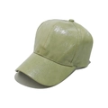 Detalle de gorra de béisbol verde claro en cuero sintético con textura de cocodrilo - Verde