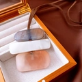 Détail de pendentifs ovales en acrylique sur cordon en daim dans un coffret en bois - Café Clair-Blanc