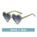 Grüne herzförmige Kindersonnenbrille mit Glitzer und grauem Farbverlauf im Glas - Gelee Grün