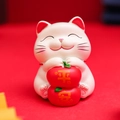 Statuetta Maneki Neko creativa in resina bianca con mele rosse e simboli di sicurezza - 0118 Gatto portafortuna pace
