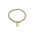 Détail d'un bracelet à perles plaqué or avec un pendentif carré portant la lettre G - Lettre G