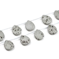 Détail macro de perles goutte grises avec texture cristalline métallique sur fils - 22*30mm (6 pièces) / Plaqué Blanc K