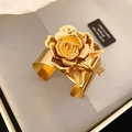 Detailansicht der goldfarbenen Rose auf dem breiten Metall-Armreif mit Relief - Rosenstrauß Offenes Armband / Gold