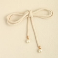 Détail de ceinture en velours beige avec embouts dorés et perles élégantes - Blanc Cassé