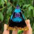 Pyramide en cristal avec sphère d'améthyste, mandala bleu et base en feuilles d'or - Style 39
