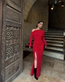 Elegante abito rosso con spalle scoperte, increspature e spacco alto da sera - S / Rosso