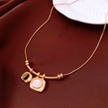 Detalle de collar con colgante de ojo de tigre chapado en oro 18K sobre seda marrón - Dorado-Café-Bañado en Oro Real