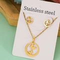 Dettaglio del set collana e orecchini in acciaio dorato con farfalla in un cerchio - Set Farfalla Rotonda