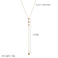 Detailansicht der goldenen Y-Halskette mit kristallbesetztem Anhänger und Quasten-Design - Zirkonia Kugel Drop Stil (TN3520)