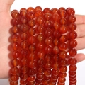 Polierte Natur-Achat-Perlen in Rot für DIY-Schmuckherstellung, handgehalten auf weißem Grund - 10mm (ca. 35 Stück)