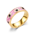 Detailansicht eines rosa Emaille-Evil-Eye-Rings mit Goldfinish und Augenmustern - US 6 / Gold-Rosa Emaille