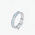 Elegante anello eternity in argento 925 con cristalli blu quadrati incastonati a binario - US 5 / Argento