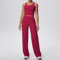 Dettaglio dei pantaloni yoga a gamba larga a vita alta e canotta slim rosso bacca scuro - Taglia S / Top / Carminio
