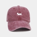 Détail d'une casquette en coton délavé vintage avec broderie chien blanc couleur bordeaux - Bordeaux