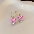 Orecchini a fiocco rosa con ganci dorati e gocce di cristallo su vassoio cuore - Rosa