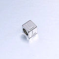 Accessoire bijou DIY perle cube 7mm en acier inoxydable argenté avec lettre L - L