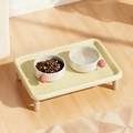 Verhoogde lichtgele voerbak met twee witte keramische kommen en roze kogelgrepen - 2 beige kommen + beige dienblad met houten poten