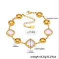 Vista dettagliata delle perle in vetro ceco e della targhetta S.Steel sul bracciale - Oro Bianco